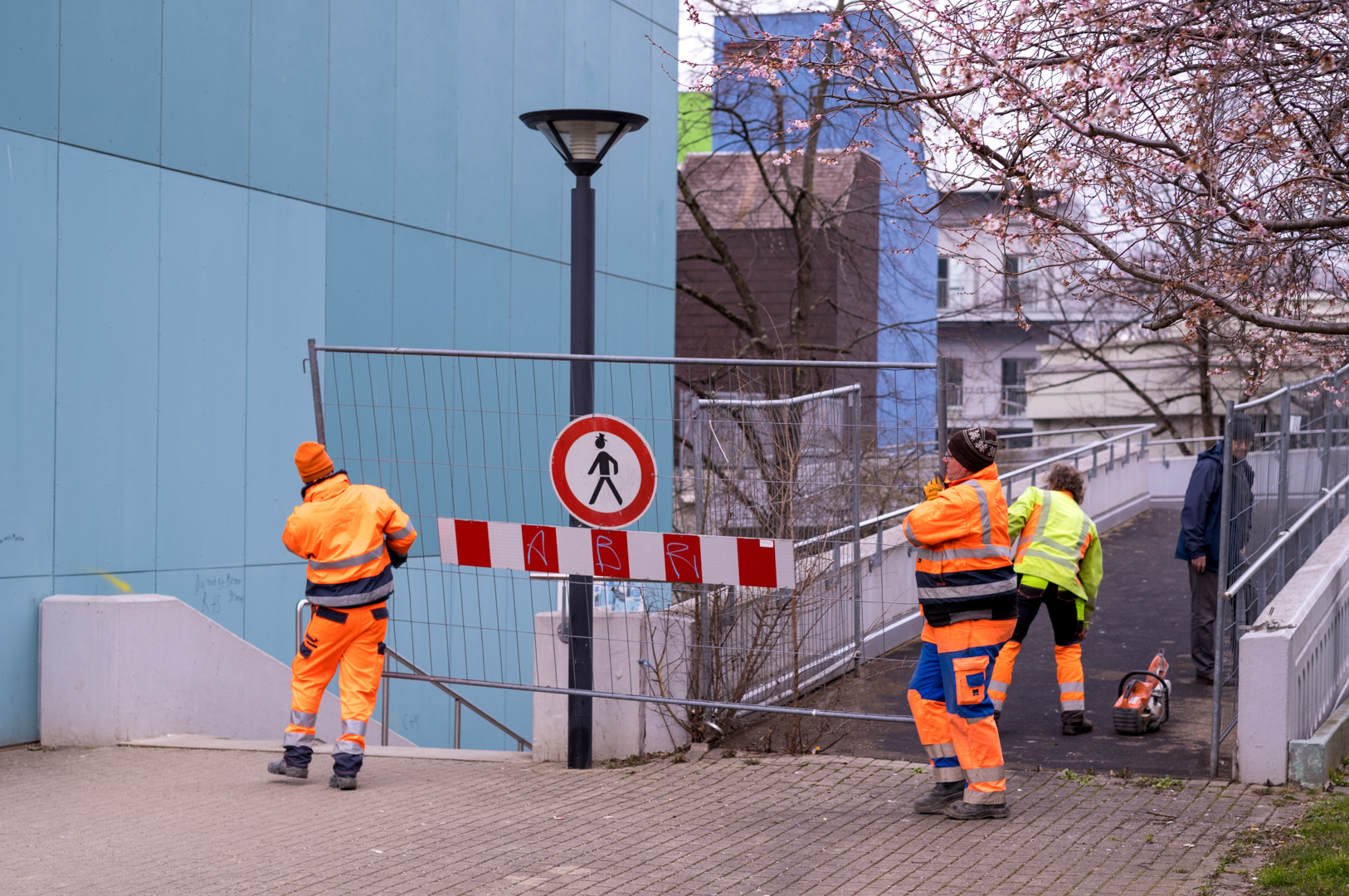 Mitarbeiter des GuT entfernen die Absperrung